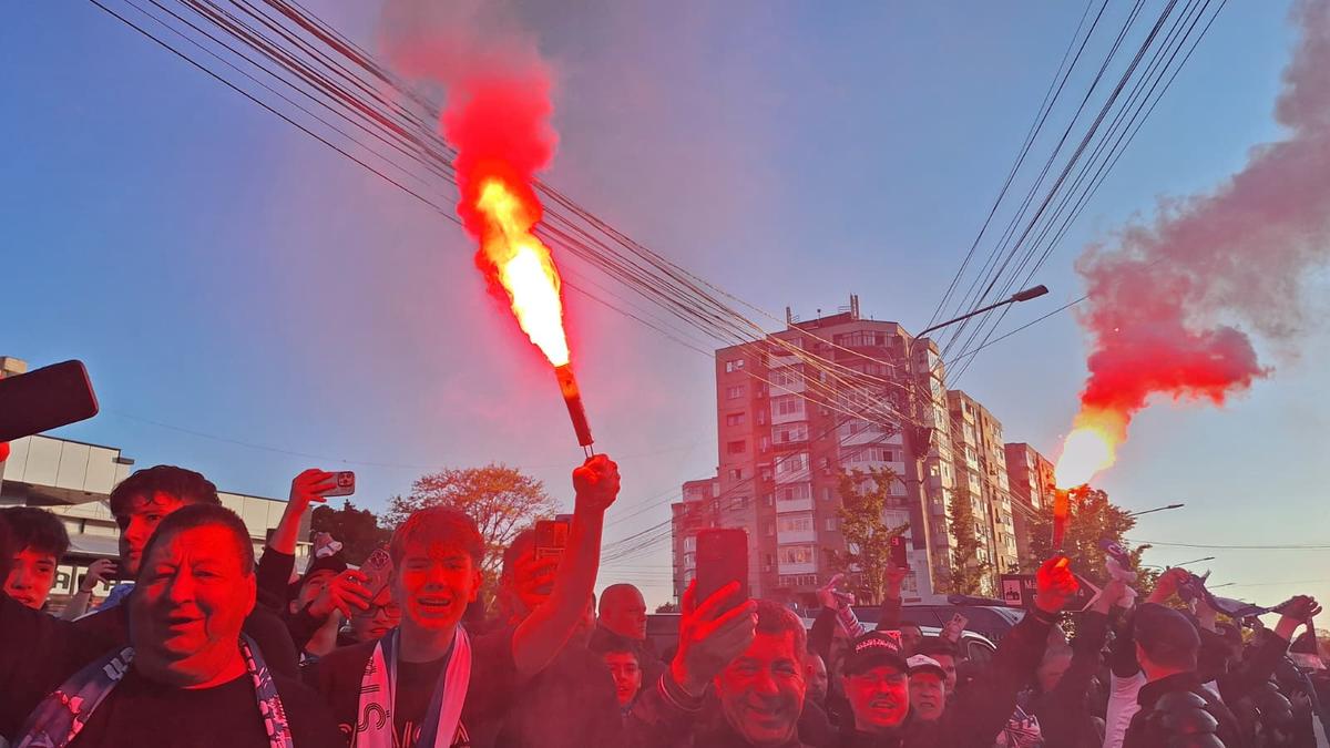 Atmosfera creată de suporterii olteni înainte de Universitatea Craiova - Dinamo