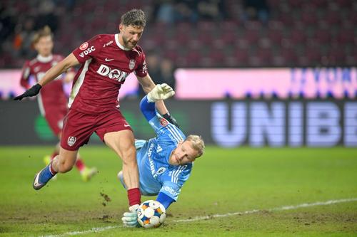 Edvinas Gertmonas, portarul lui U Cluj (dreapta) // FOTO: Imago Images