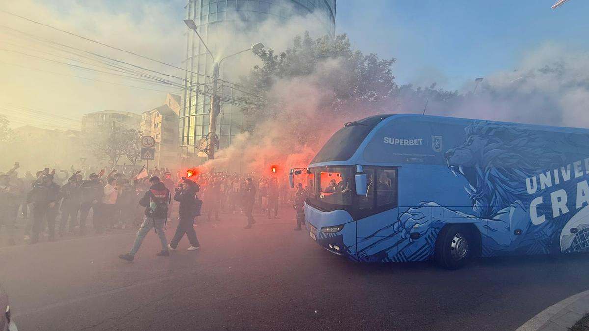 Atmosfera creată de suporterii olteni înainte de Universitatea Craiova - Dinamo
