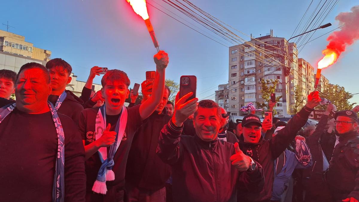 Atmosfera creată de suporterii olteni înainte de Universitatea Craiova - Dinamo