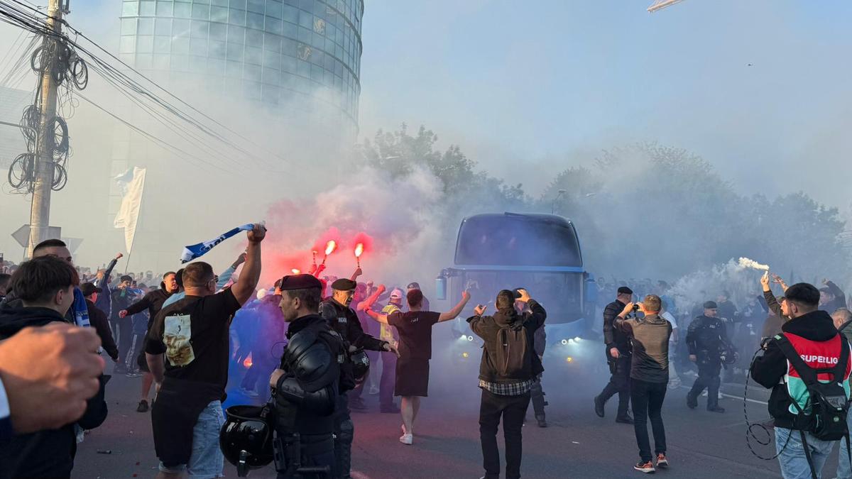 Atmosfera creată de suporterii olteni înainte de Universitatea Craiova - Dinamo