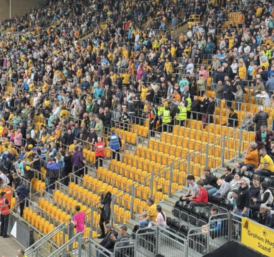 Tribuna unde a avut incidentul / foto: X O bucată de metal a căzut de pe acoperișul stadionului din Premier League » Fanii puteau asista la o tragedie