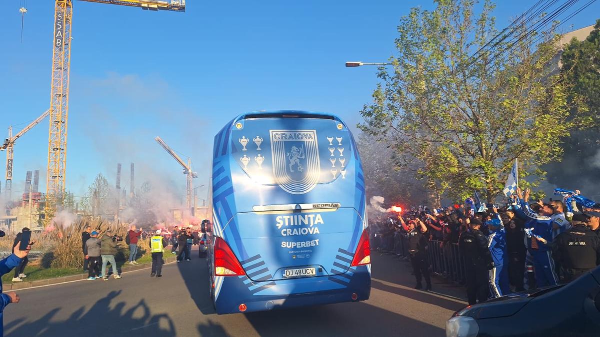 Atmosfera creată de suporterii olteni înainte de Universitatea Craiova - Dinamo
