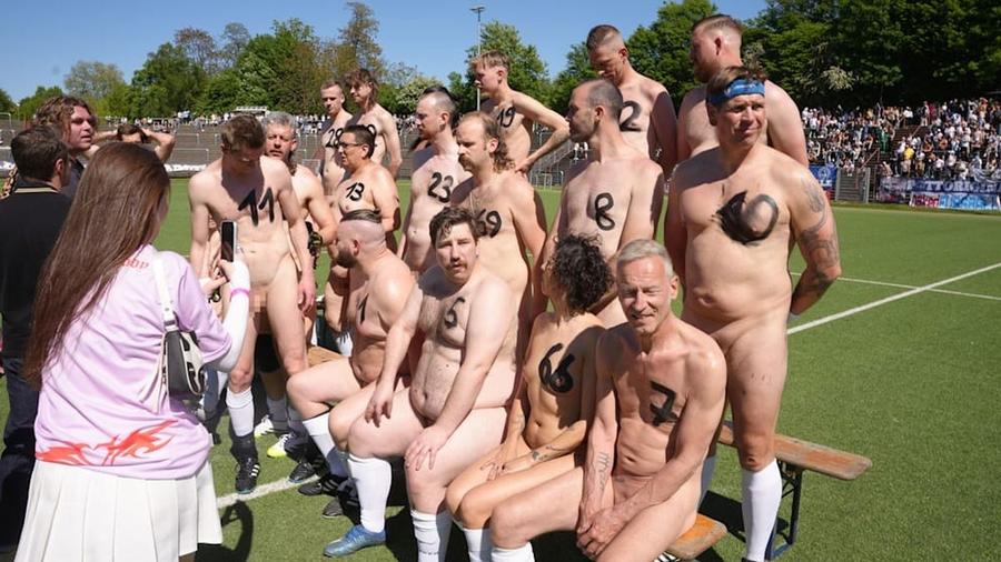 Poza de grup a membrilor echipei nudiștilor / Foto: Bild Naționala nudiștilor germani protestează împotriva Mondialului 2026: „Fuck FIFA”