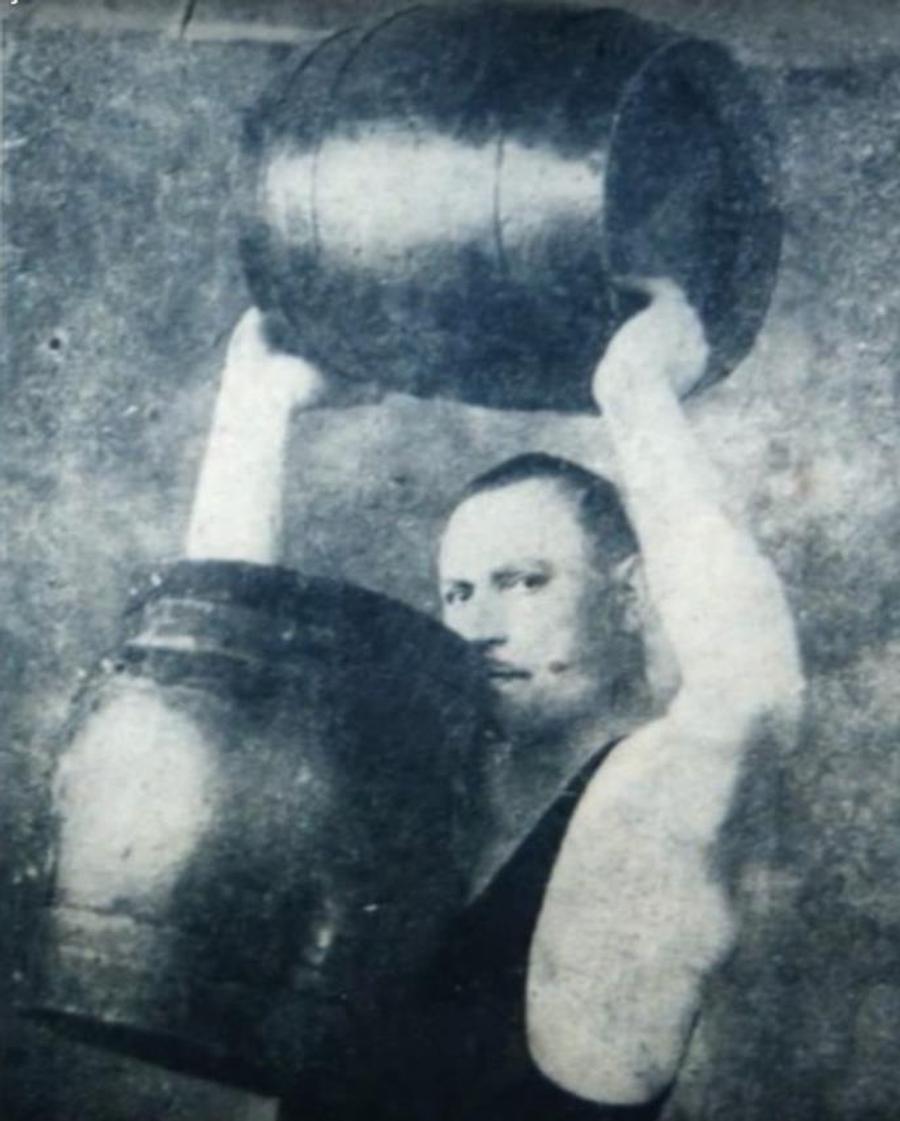 Marijan Matijevic, ținând un butoi cu dinții și celălalt deasupra capului/Foto: kurir.rs „Eroul din Lika”, luptătorul care intra la Tito în birou cu pistolul, era prieten cu Nikola Tesla și dona bani Crucii Roșii