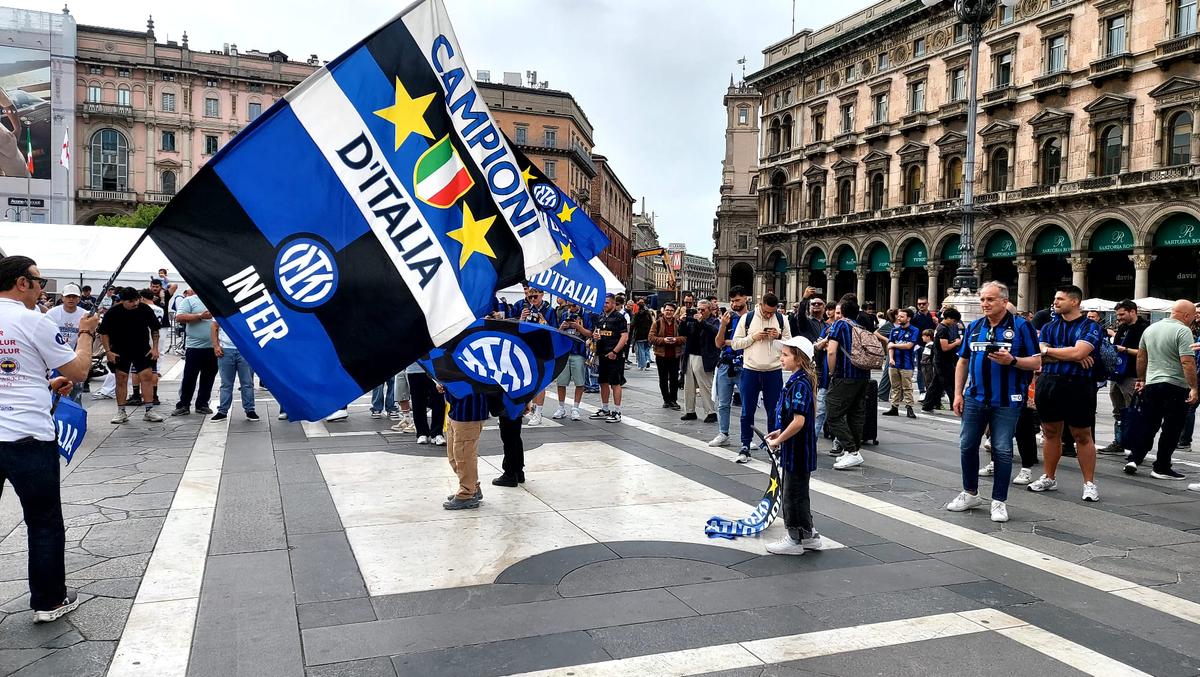 Fanii lui Inter au ieșit în Piața Domului să sărbătorească titlul