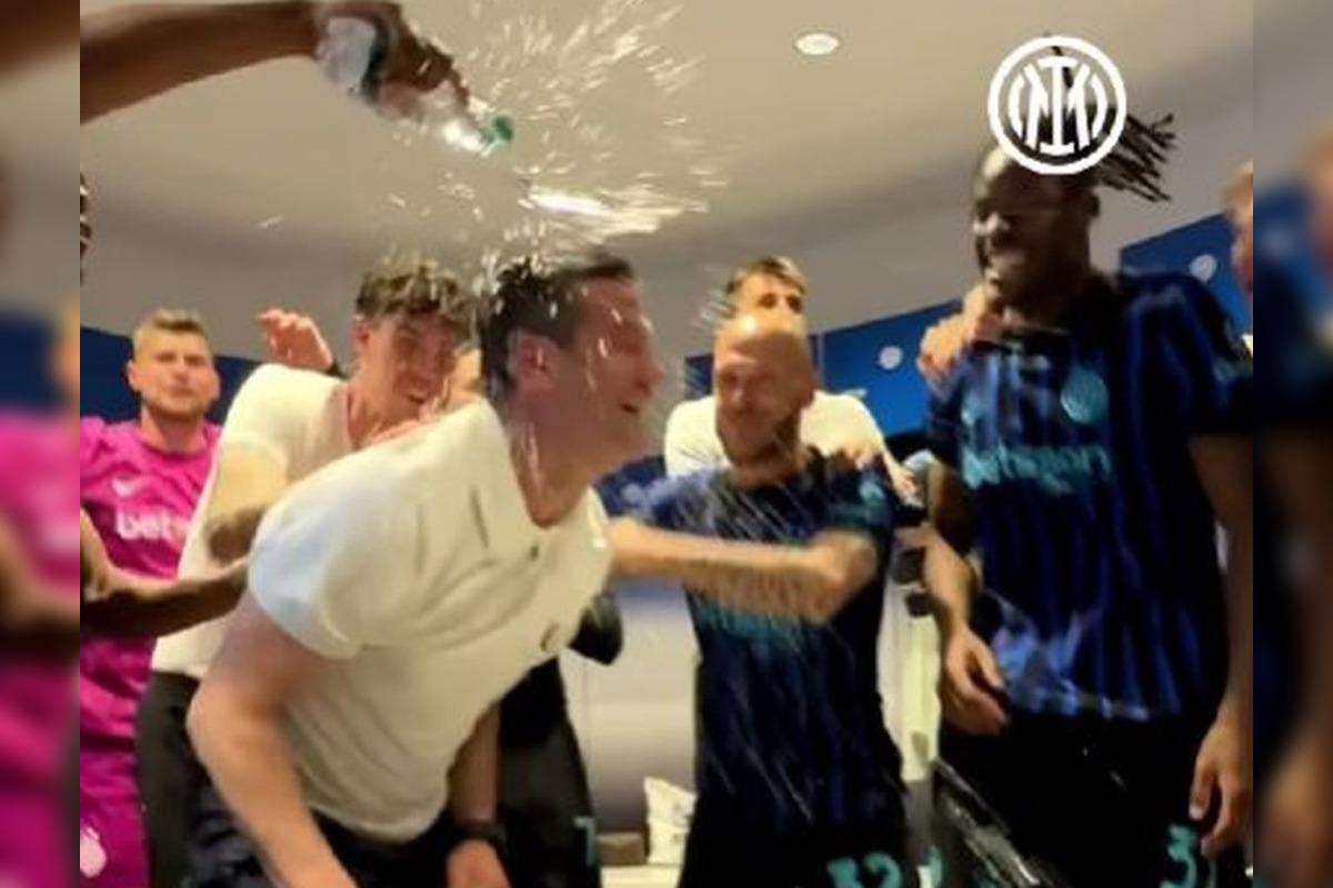 Imagini nebune din vestiarul lui Inter după titlu: Chivu și-a aruncat sacoul de antrenor și s-a descătușat!