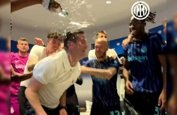 Imagini nebune din vestiarul lui Inter după titlu: Chivu și-a aruncat sacoul de antrenor și s-a descătușat!
