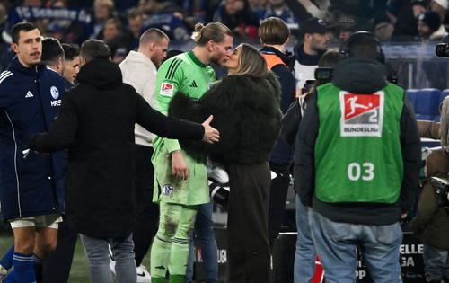 Frumoasa prezentatoare italiană Diletta Leotta îl sărută pe portarul lui Schalke, Loris Karius / Foto: Imago