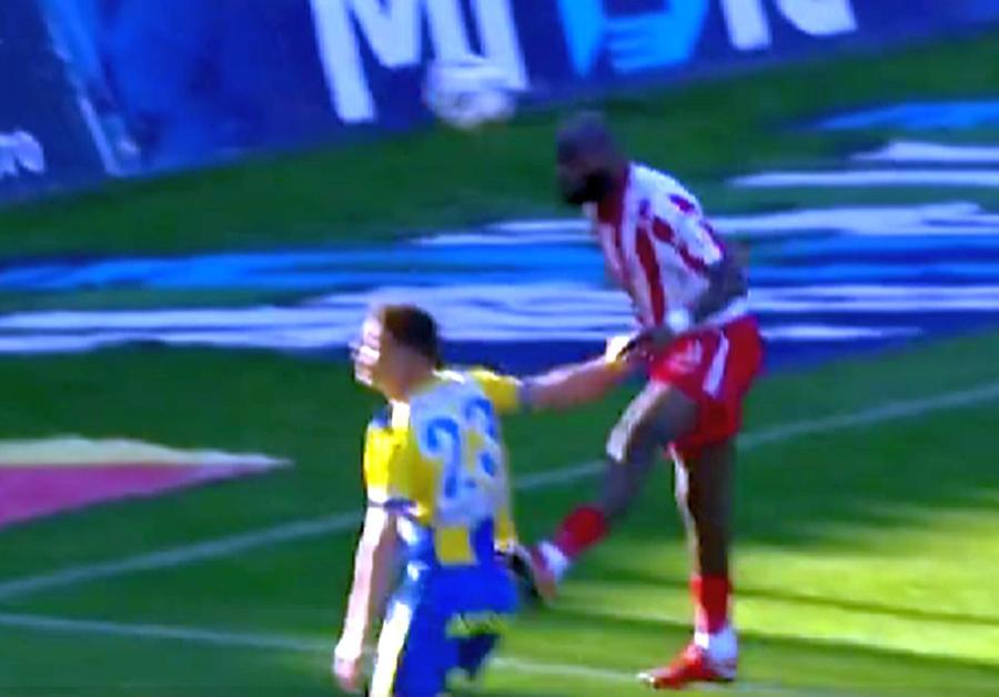 Dumitrescu era pe picioare în momentul în care Abdallah a lovit cu capul Greșeală uriașă de arbitraj: gol anulat degeaba în Petrolul - UTA! » A protestat până și comentatorul: „N-ai cum, mă!”