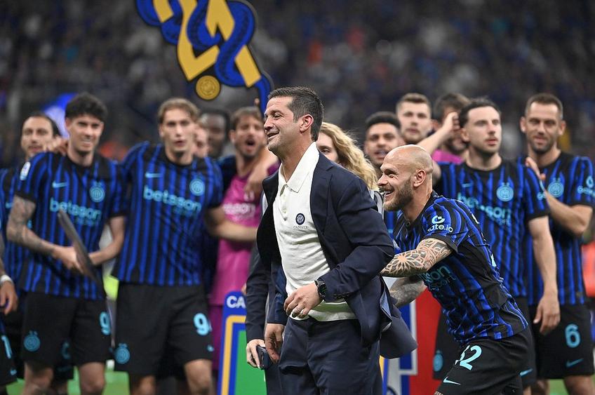 Cristi Chivu, împins în fața suporterilor la sărbătoarea de titlu // foto: Imago Images