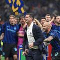 Cristi Chivu, împins în fața suporterilor la sărbătoarea de titlu // foto: Imago Images