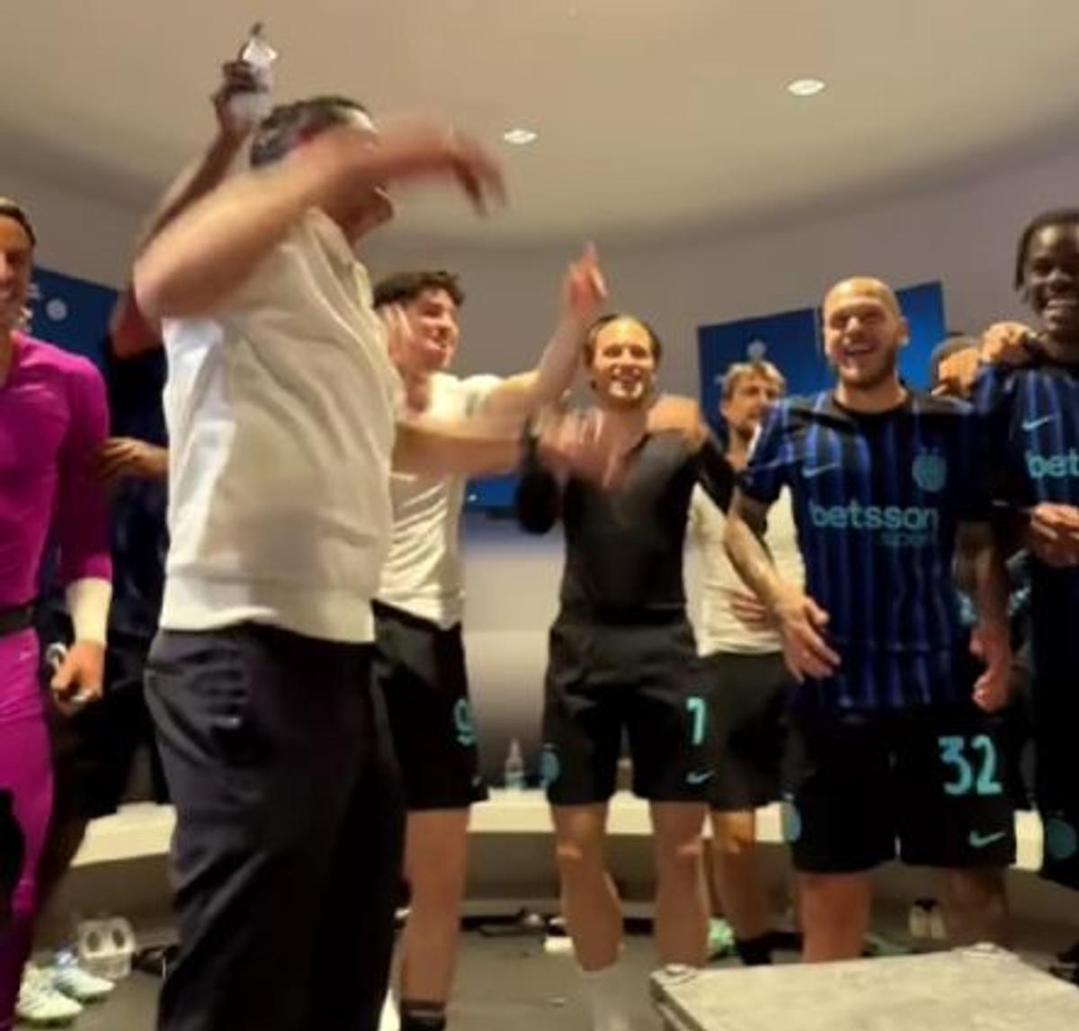 Imagini nebune din vestiarul lui Inter după titlu