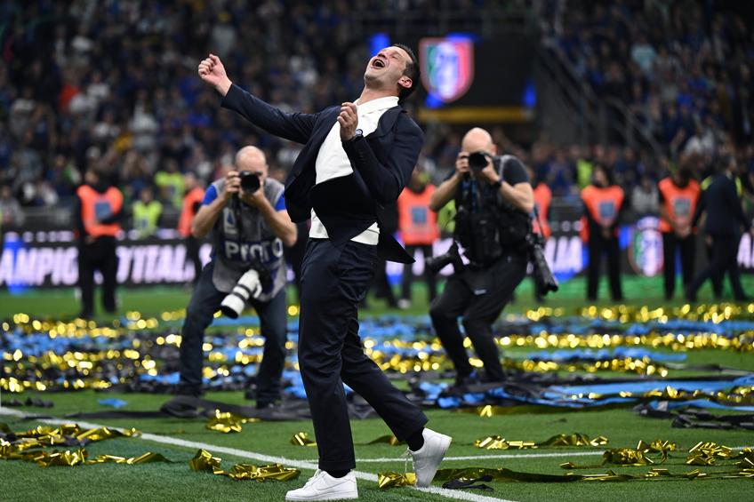 Chivu celebrând primul lui titlu ca antrenor cu Inter.