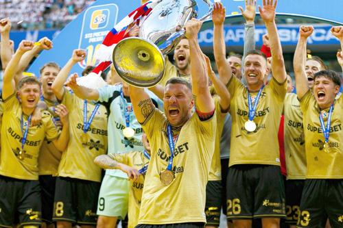 La 40 de ani, Podolski a câștigat trofeul cu echipa de suflet // FOTO: X