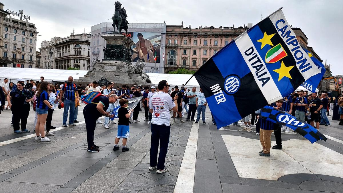 Fanii lui Inter au ieșit în Piața Domului să sărbătorească titlul