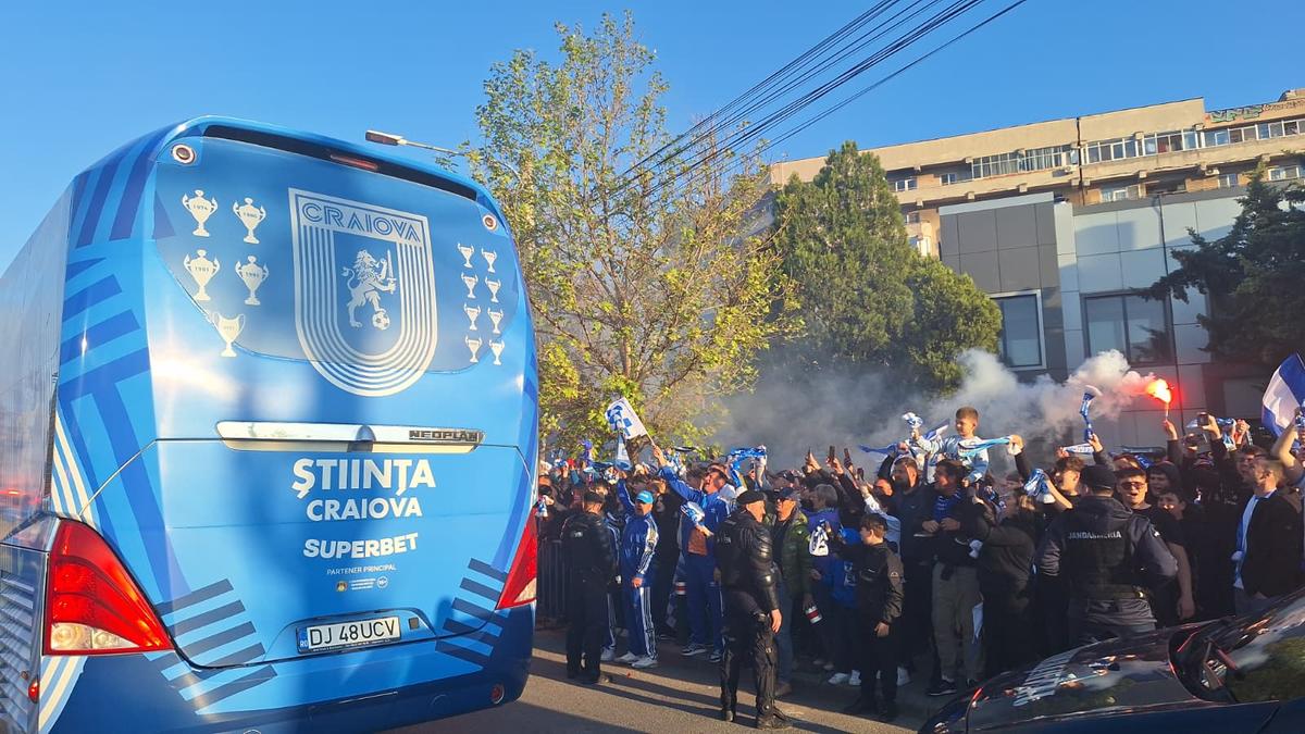 Atmosfera creată de suporterii olteni înainte de Universitatea Craiova - Dinamo