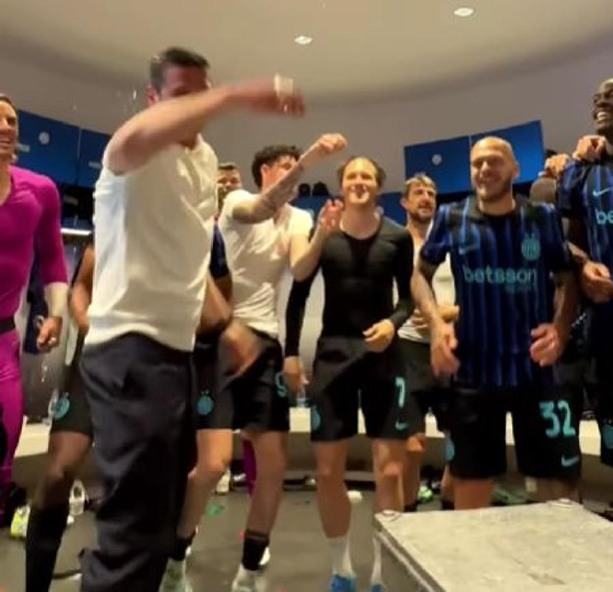 Imagini nebune din vestiarul lui Inter după titlu
