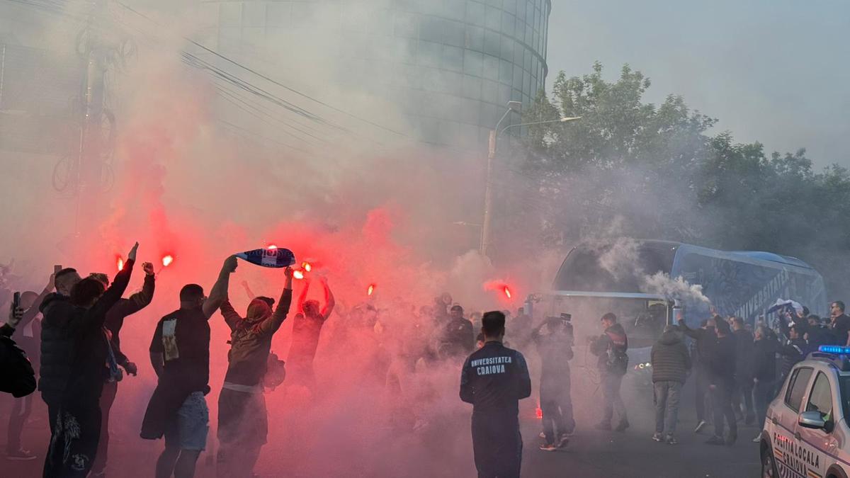 Atmosfera creată de suporterii olteni înainte de Universitatea Craiova - Dinamo