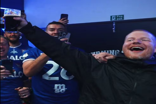 Ed Sheeran, sărbătoare în vestiar alături de jucătorii lui Ipswich / foto: x @IpswichTown