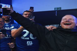 Ed Sheeran, în mijlocul petrecerii după revenirea lui Ipswich în Premier League » Sărbătoare cu muzică și bere, direct în vestiar