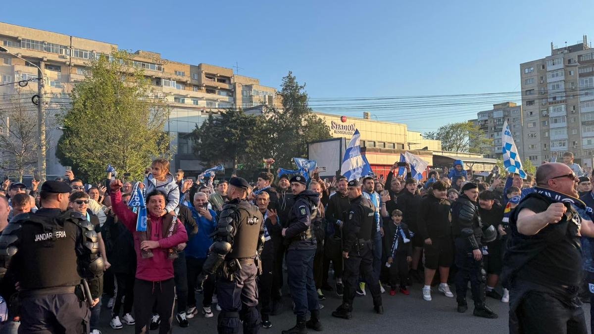 Atmosfera creată de suporterii olteni înainte de Universitatea Craiova - Dinamo