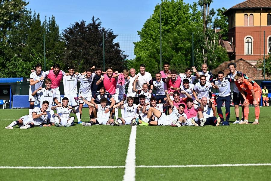 Bologna Primavera, poză de grup la finele partidei Cum se trăiește un meci de Primavera la Milano » Mijlocașul român, coleg în echipă cu fiul patronului, a „răpus-o” pe Inter U20