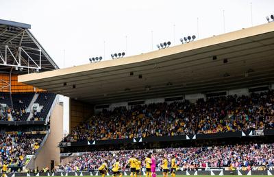O bucată de metal a căzut de pe acoperișul stadionului din Premier League » Fanii puteau asista la o tragedie