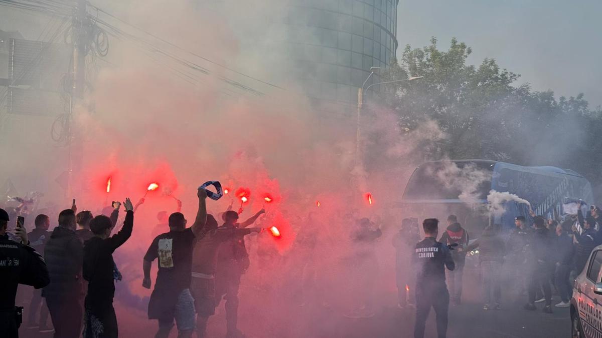 Atmosfera creată de suporterii olteni înainte de Universitatea Craiova - Dinamo