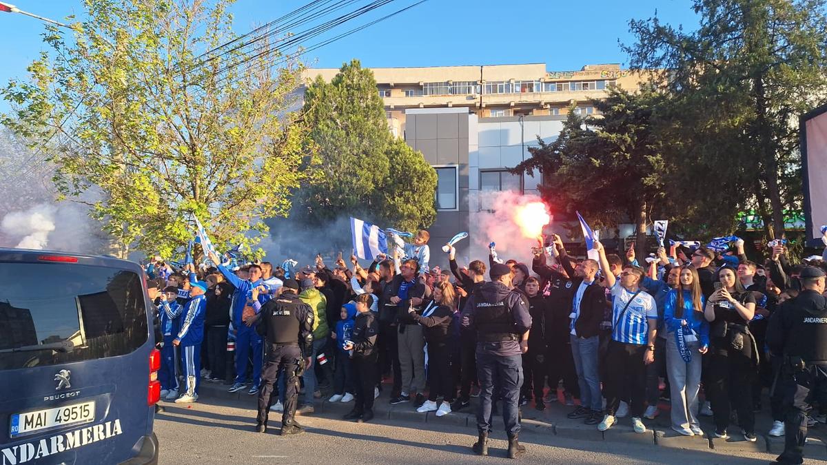 Atmosfera creată de suporterii olteni înainte de Universitatea Craiova - Dinamo