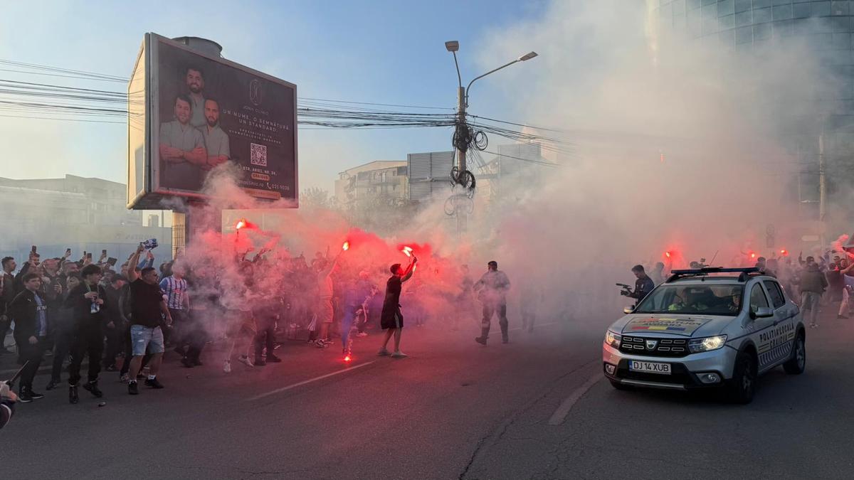 Atmosfera creată de suporterii olteni înainte de Universitatea Craiova - Dinamo