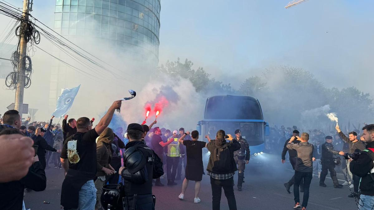 Atmosfera creată de suporterii olteni înainte de Universitatea Craiova - Dinamo