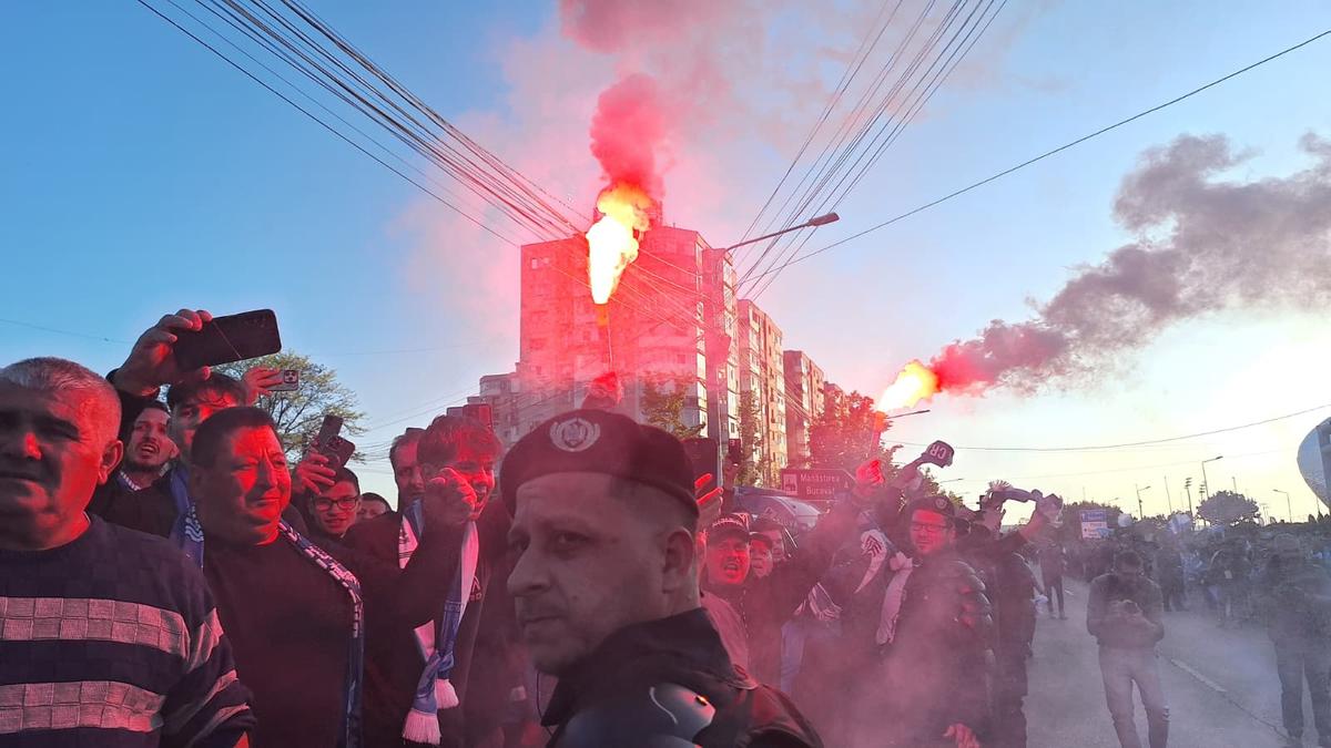 Atmosfera creată de suporterii olteni înainte de Universitatea Craiova - Dinamo
