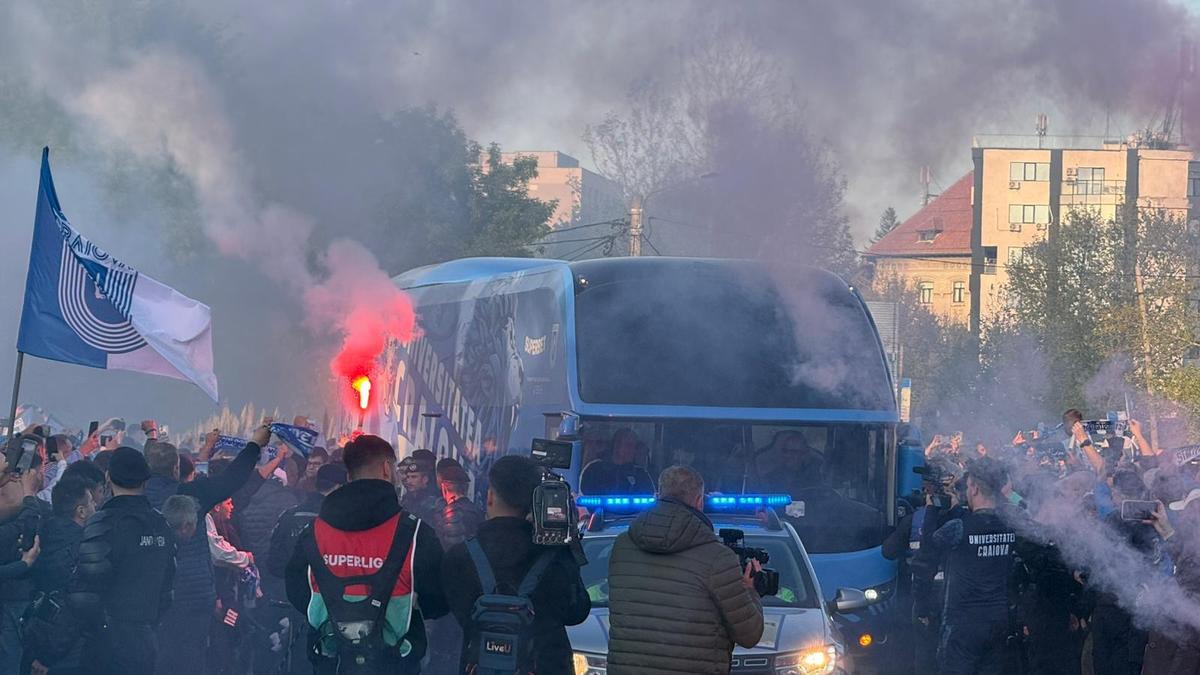 Atmosfera creată de suporterii olteni înainte de Universitatea Craiova - Dinamo