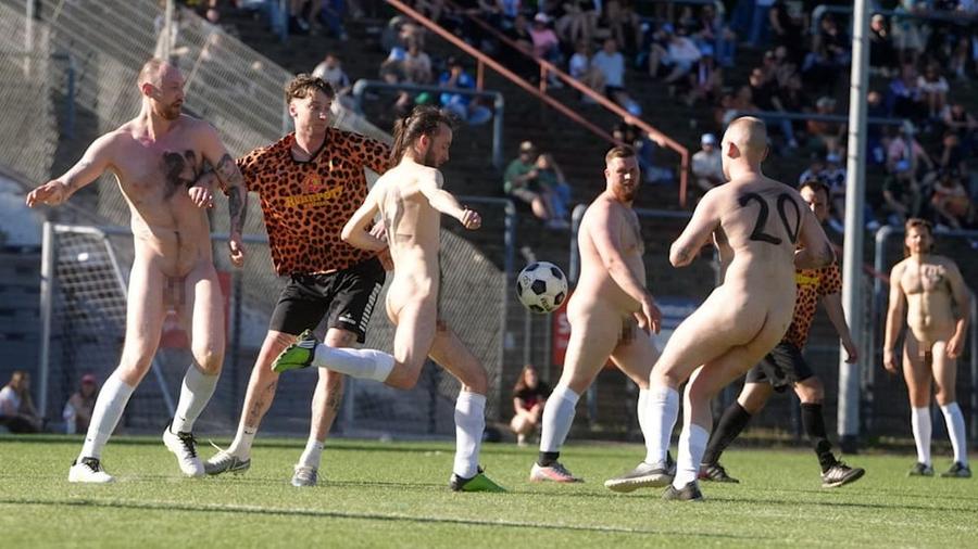 Protestatarii au jucat fără echipament / Foto: Bild Naționala nudiștilor germani protestează împotriva Mondialului 2026: „Fuck FIFA”