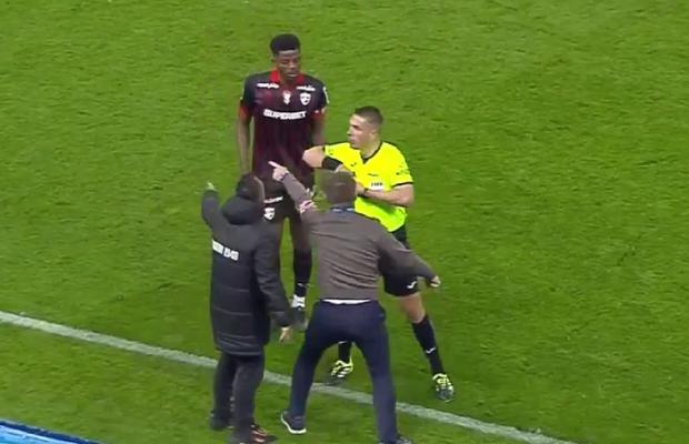 „Fu**ing JOKE!” » Jucătorii lui Dinamo au răbufnit după eroarea evidentă de arbitraj din Bănie