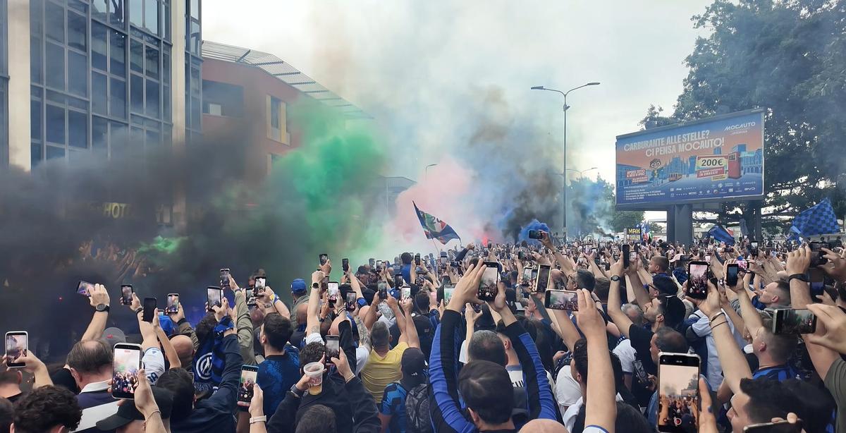 Fanii lui Inter au ieșit în Piața Domului să sărbătorească titlul