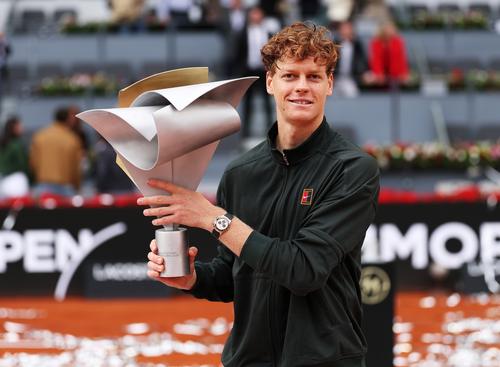 Jannik Sinner cu trofeul de la Madrid FOTO Guliver/GettyImages