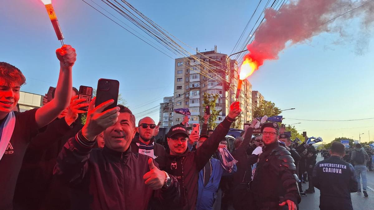 Atmosfera creată de suporterii olteni înainte de Universitatea Craiova - Dinamo