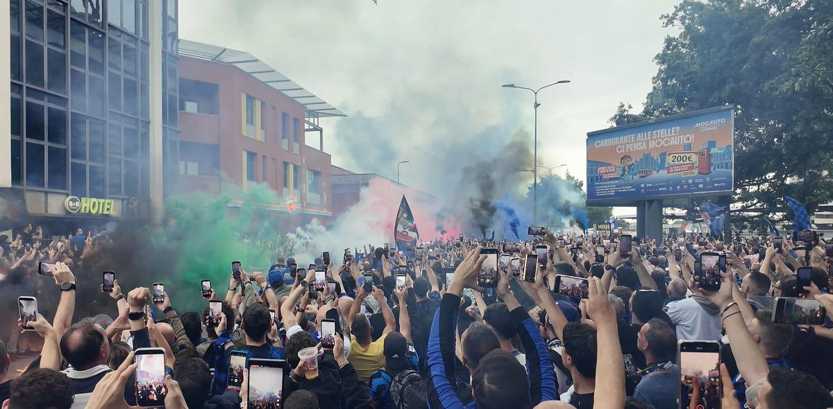 Fanii lui Inter au ieșit în Piața Domului să sărbătorească titlul