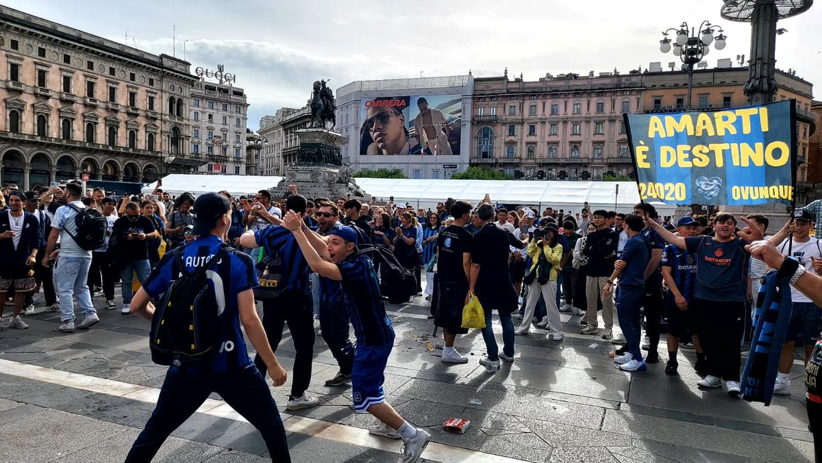 Fanii lui Inter au ieșit în Piața Domului să sărbătorească titlul