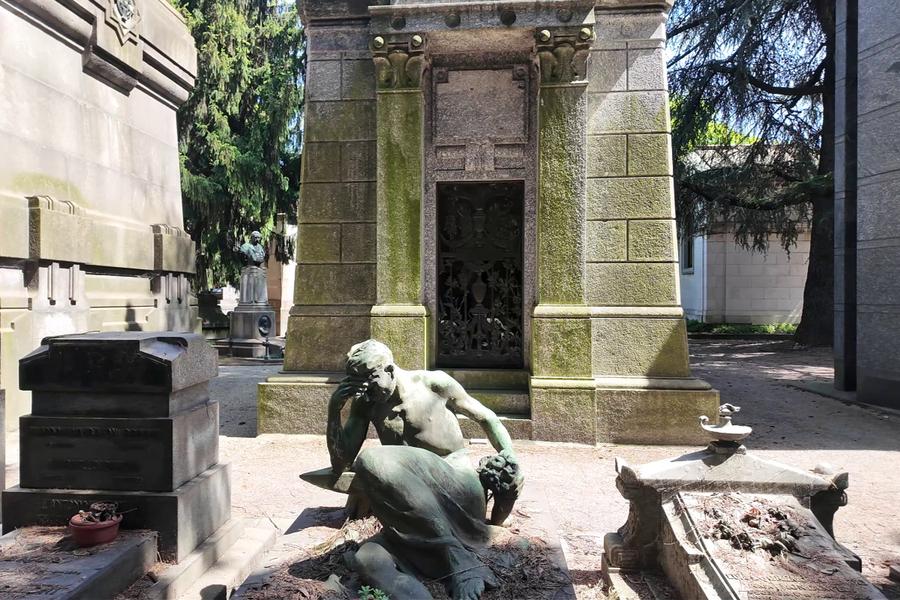 Morminte-monument în Cimitirul Monumentale din Milano. Foto: GSP „Rispetto e silenzio” » Derby-ul din Milano care s-a mutat în piatră: Meazza, la doi metri de Kilpin