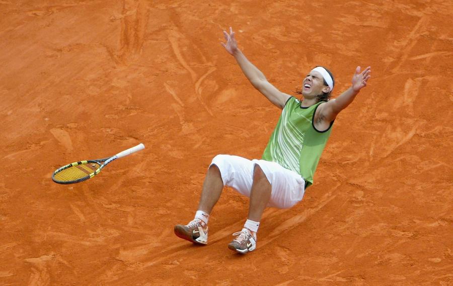 Rafael Nadal pe zgura pariziană în 2005, bucurându-se după câștigarea finalei FOTO Guliver/GettyImages Unchiul lui Rafael Nadal crede că nepotul său îl va depăși pe Roger Federer: „Dacă se impune în toamnă la Roland Garros și ajunge și el la 20, atunci va fi foarte interesant”