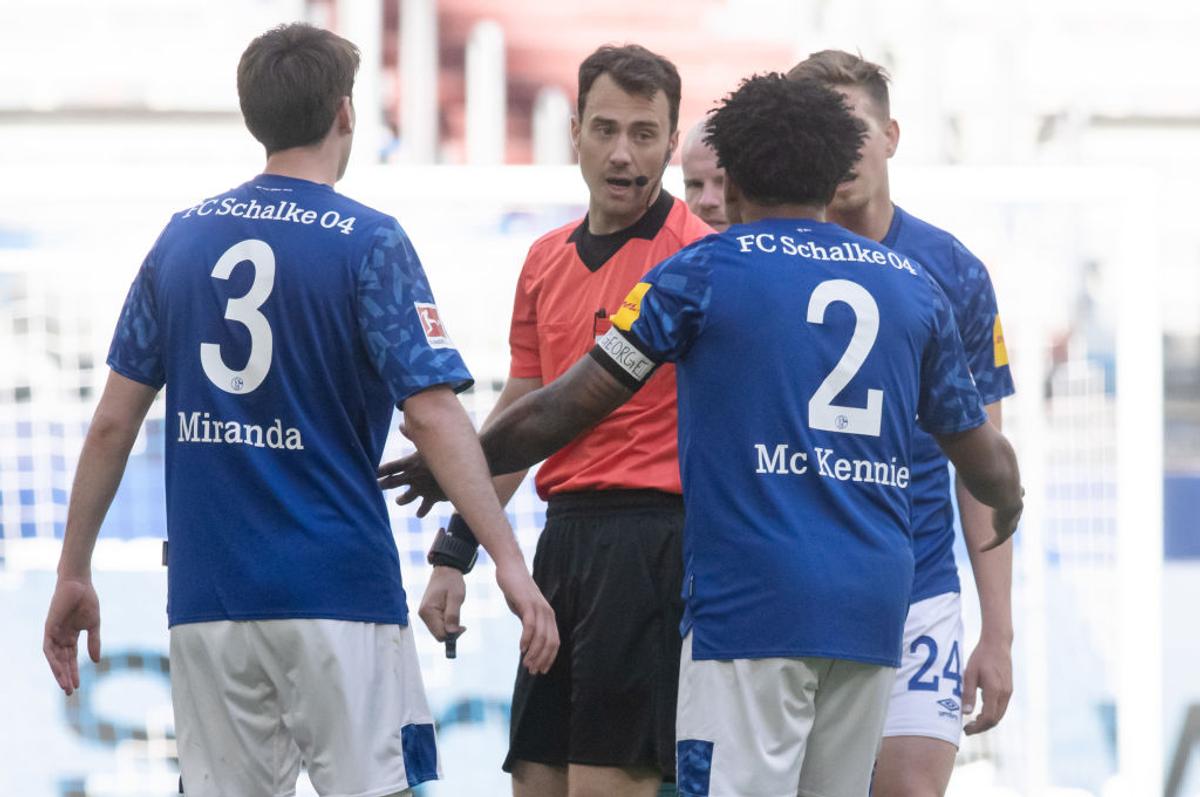 BUNDESLIGA. Arbitrul i-a cerut jucătorului să-și dea jos banderola pro-Floyd: „L-am refuzat” » Reacția FIFA