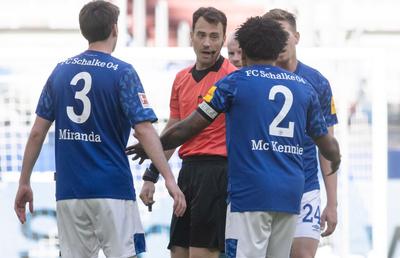 BUNDESLIGA. Arbitrul i-a cerut jucătorului să-și dea jos banderola pro-Floyd: „L-am refuzat” » Reacția FIFA
