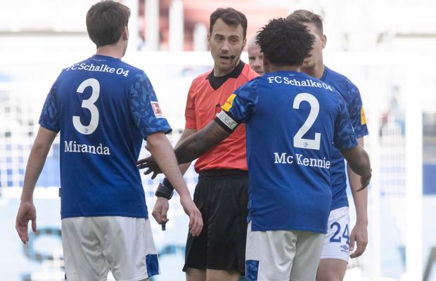 BUNDESLIGA. Arbitrul i-a cerut jucătorului să-și dea jos banderola pro-Floyd: „L-am refuzat” » Reacția FIFA