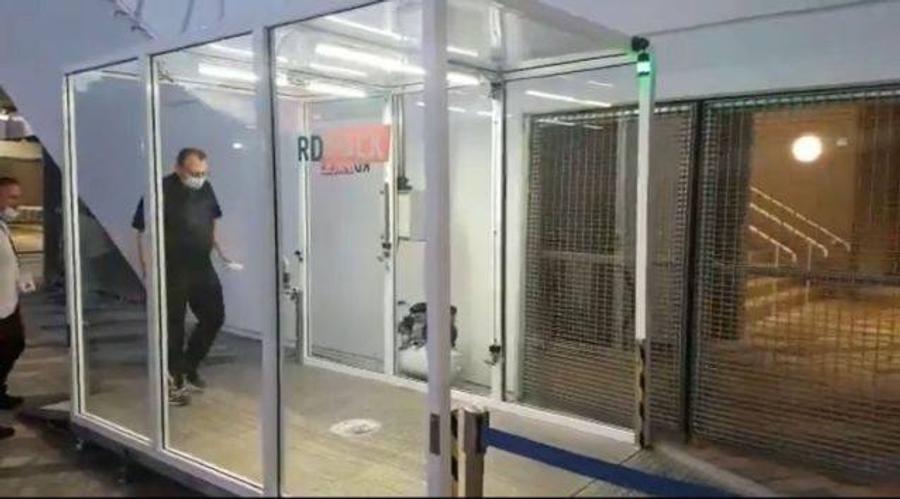 Primarul din Tel Aviv, testând sistemul de la stadion Soluția inedită de combatere a COVID-19 la care au apelat israelienii la intrarea pe stadion! Baie în tunel!