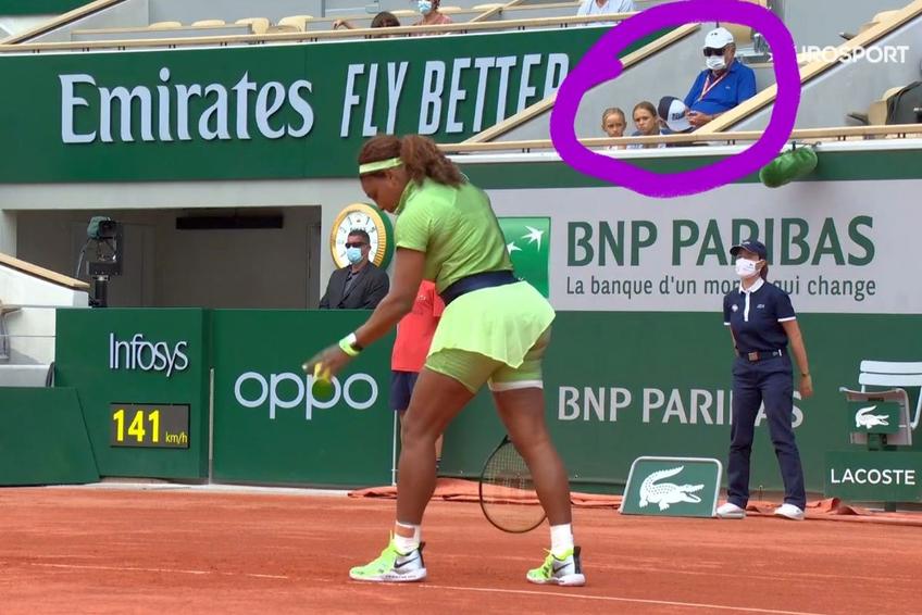 Ion Țiriac, urmărind-o pe Serena Williams. Sursă foto: Twitter Lorena Popa