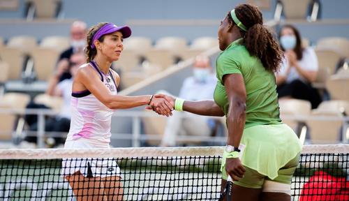Mihaela Buzărnescu și Serena Williams dau mâna la fileu după meciul de miercuri Foto Imago Images