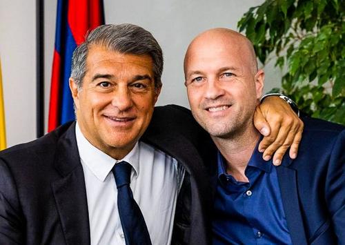 Jordi Cryuff (45 de ani), fiul legendarului Johan Cruyff, a fost prezentat oficial la Barcelona, în calitate de asistent al directorului sportiv. 

FOTO: Facebook @barcelona